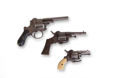 null Ensemble d'armes anciennes comprenant : 

Trois revolvers à broche : 

-6 coups,...