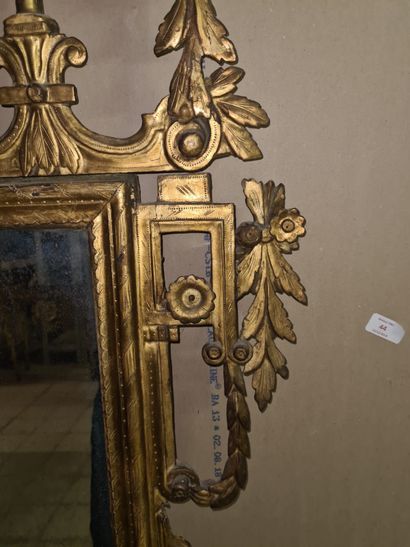 null Console et miroir en bois doré, à décor de profils masculins dans des médaillons,...