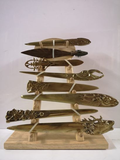 null Ensemble de 8 coupes papier en bronze doré à décor d’insectes, de cervidés,...