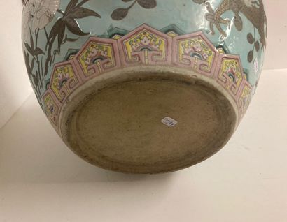 null Chine 19e siècle 

Elegant bocal à poisson en porcelaine à décor dans le style...