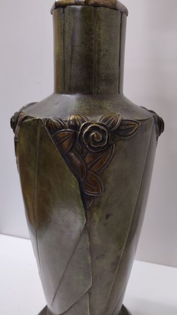 null Albert Marionnet (1852-1910)

Lampe en bronze à motif floral art nouveau.

Signée

H....