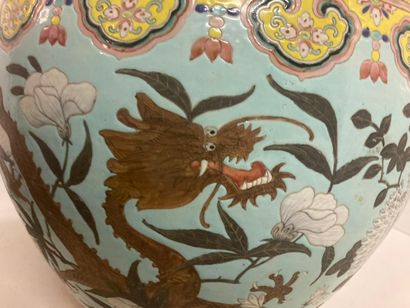null Chine 19e siècle 

Elegant bocal à poisson en porcelaine à décor dans le style...
