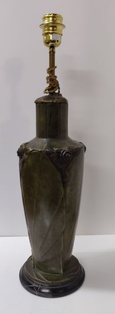 null Albert Marionnet (1852-1910)

Lampe en bronze à motif floral art nouveau.

Signée

H....