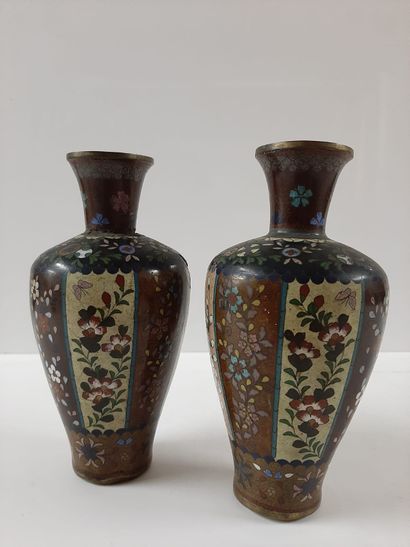 null CHINE, début XXème siècle 

Deux vases en bronze et émaux cloisonnés. 

Haut....