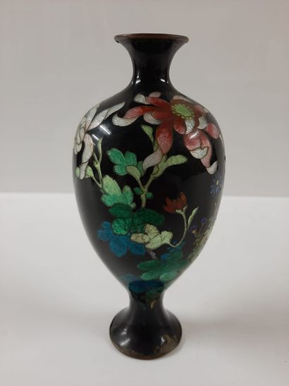 null JAPON, début XXème siècle 

Vase en porcelaine de forme pansue reposant sur...