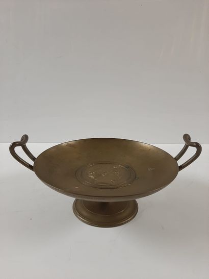 null Ferdinand LEVILLAIN (1837-1905)

Coupe circulaire en bronze doré à décor d'un...