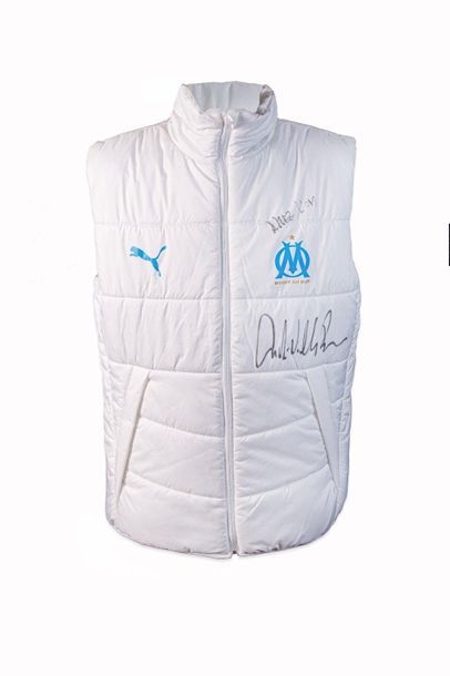 null André Villas Boas

White OM sleeveless jacket autographed by André Villas Boas...