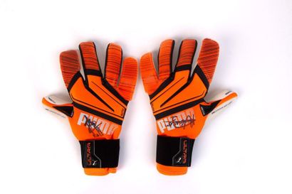 null Simon NGAPANDOUETNBU 1

Puma football gloves offered and autographed on both...