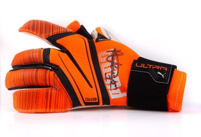 null Simon NGAPANDOUETNBU 1

Puma football gloves offered and autographed on both...