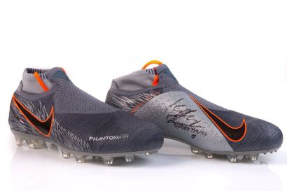 null Kevin Strootman 6
Grey and orange Nike Phantom VSN football shoes offered and...