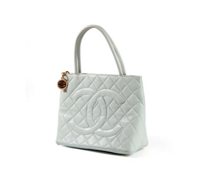 null CHANEL

sac à main en cuir gris perle caviar à motif de losanges surpiqués,...