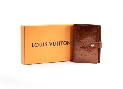null Louis VUITTON 

porte agenda (petit modèle) en cuir vernis caramel, deux poches...