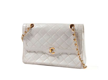 null CHANEL 

sac à main en cuir blanc à motif de losanges, poche plaquée au dos,...