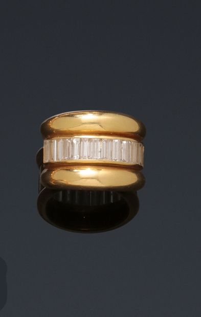 null Bague bandeau en or jaune 18K (750/1000) centrée de 14 diamants taille baguette...