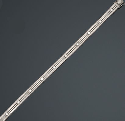 null Bracelet souple en or gris 18K (750/1000) à petites mailles barrettes soulignées...