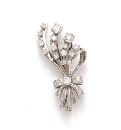 null Broche gerbe en or gris 18K (750/1000) les brins sertis de diamants taille brillant...