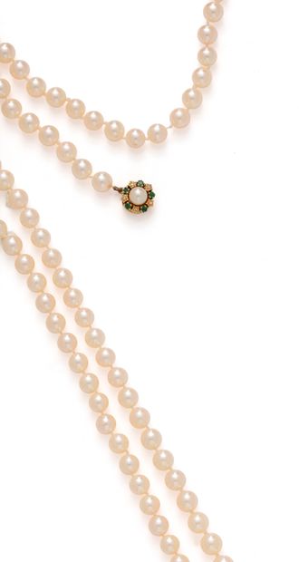 null Pearl long necklace, the clasp in 18K (750/1000) yellow gold in a round shape...