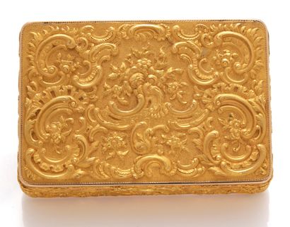 null Snuffbox in yellow gold low title with decorations of rocailles and bouquets...