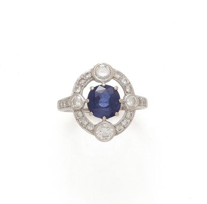 null 18K (750/1000) white gold ring set with a Ceylon sapphire in a claw setting...