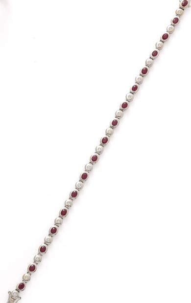 null Bracelet ligne en or gris 18K (750/1000) composé de 17 rubis ovale et 16 diamants...