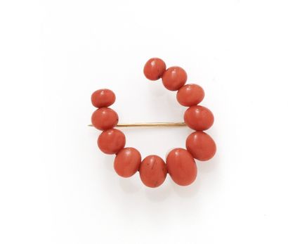 null Broche croissant composé de 11 cabochons de corail fixé sur une monture en or...