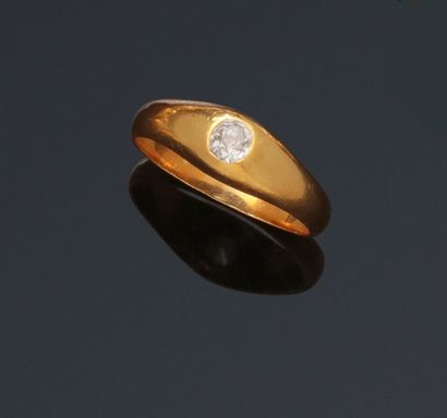 null Fine chevalière d'homme en or jaune 18K (750/1000) ornée d'un diamant taille...