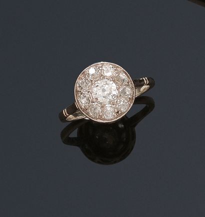 null Bague en or gris 18K (750/1000) composé d'un motif circulaire centré d'un diamant...