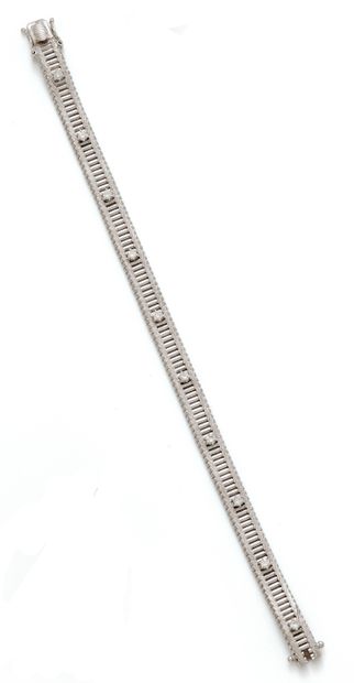 null Bracelet souple en or gris 18K (750/1000) à petites mailles barrettes soulignées...