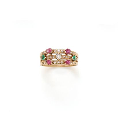 null Bague en or rose 18K (750/1000) composé de trois anneaux; le central orné d'une...