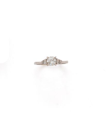 null An 18K (750/1000) white gold ring set with a brilliant-cut diamond weighing...
