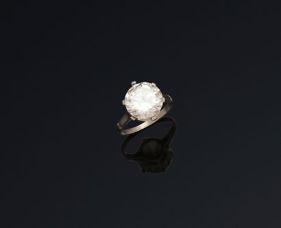 null 
Solitaire en platine (850/1000) serti d'un diamant taille brillant pesant environ...