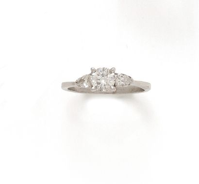 null An 18K (750/1000) white gold ring centered on a brilliant-cut diamond weighing...