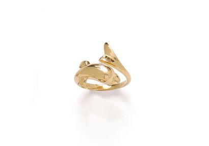 null 18K (750/1000) yellow gold ring representing a ram's head, the open twisted...