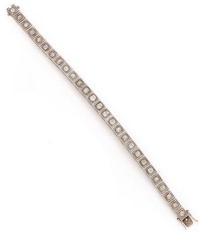 null Bracelet ligne en or gris (750/1000) composé de 27 motifs carrés, chacun orné...