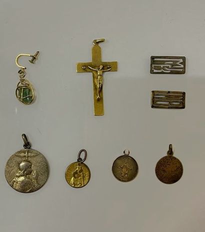 null Lot de médailles de baptême en métal et une croix en or jaune, poids : 7,23...