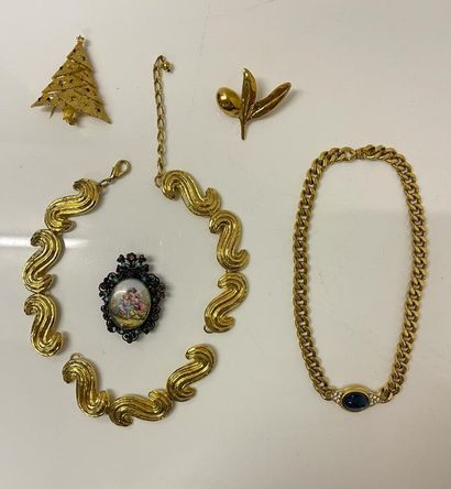 null Lot de bijoux fantaisies dont un collier en métal doré motif de S gravé (cassé),...