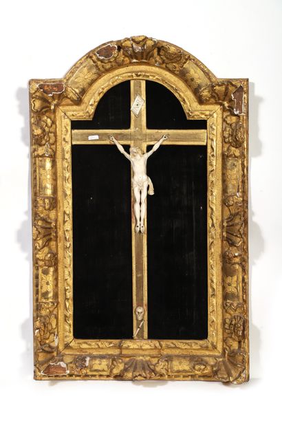 Crucifix en ivoire sculpté, le cadre à décrochement...
