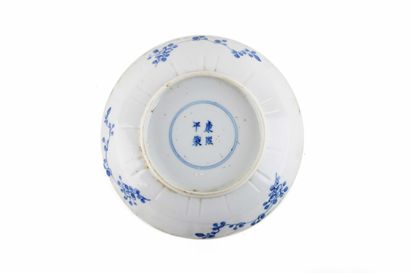 null Chine 18/19e siècle 

Ensemble comprenant trois assiettes à décor bleu et blanc,...