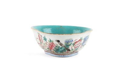  Chine 19e siècle 
Bol lobé en porcelaine à décor de la famille rose de pivoines,...