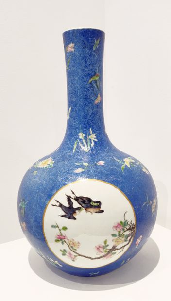 
CHINE, XIXème siècle

Rare vase de forme...