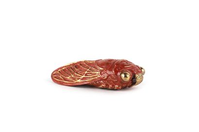 null China, Qing dynasty 

Elegant molded porcelain snuffbox in the shape of a cicada,...