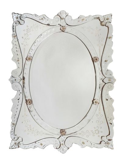 null Miroir de Venise en verre de Murano centrée d'un médaillon et bords contournés...