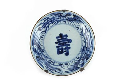 null China 18/19th century 

Set of three plates with blue and white decoration,...