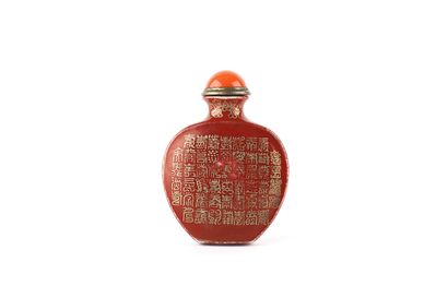  Chine, 18e siècle 
Élégante tabatière en porcelaine émaillée à l’or sur fond brun...