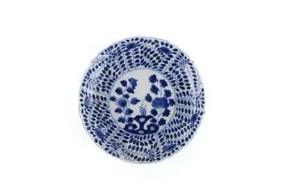 null Chine 18/19e siècle 

Ensemble comprenant trois assiettes à décor bleu et blanc,...