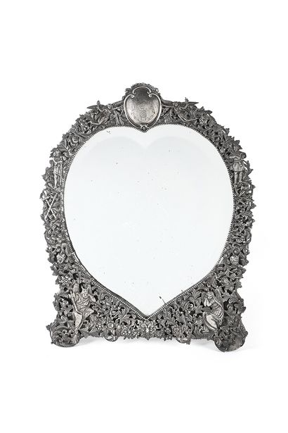 null Miroir de table à chevalet en argent ciselé et ajouré, sur âme de bois, à riche...