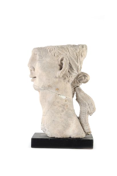 null Profil d’empereur en marbre sculpté en fort relief

Fin du XVIe siècle

H :...