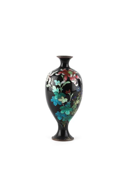 null Japon 19e siècle 

Ensemble comprenant deux paires de vases en émaux cloisonnés...