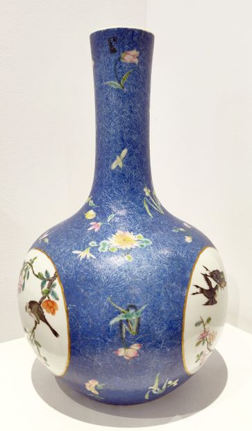 null 
CHINA, 19th century

Rare tianqiuping vase decorated with birds in reserves...