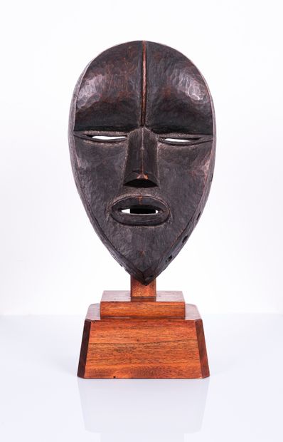 null Dan mask 

Ivory Coast Wood, shiny brown patina H. 21 cm On its base Kichizo...